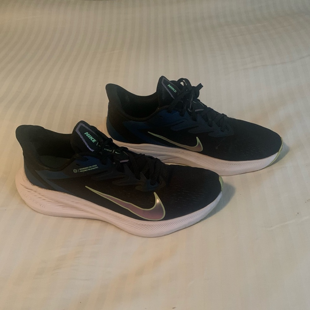 Nike Zoom Winflo 7 in Black and Vapor Green